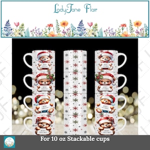 Puede incluir: Tazas de Navidad apilables de 296 ml con un oso de peluche con gorro de Papá Noel y un cartel que dice "Merry Christmas". Las tazas blancas tienen un diseño festivo. La imagen también muestra una pila de tazas con un patrón de copos de nieve.