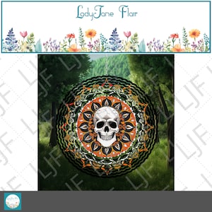 Op de afbeelding: Een zwart en oranje mandala met een witte schedel in het midden. De mandala is omringd door een groene bosachtergrond.