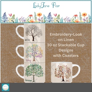 Op de afbeelding: Set van vier stapelbare keramische bekers van 10 ounce met een linnen textuur. Elke beker heeft een gestileerd boomontwerp dat een ander seizoen voorstelt: winter, lente, zomer en herfst. De bekers zijn wit met een bruine jute achtergrond. De tekst "Embroidery-Look on Linen 10 oz Stackable Cup Designs with Coasters" is afgedrukt aan de rechterkant van de afbeelding.