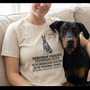 Divertente maglietta con Doberman Pinscher / Maglietta con cucciolo ombra / Regalo per la mamma di un Doberman / Maglietta con cane appiccicoso / Maglietta premium con recensione delle prestazioni del Doberman