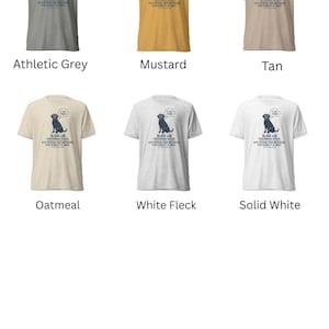Pu&ograve; includere: Sei magliette in vari colori: grigio atletico, senape, beige, avena, bianco screziato e bianco pieno. Ogni maglietta presenta una grafica di un labrador nero con il testo "BLACK LAB PERFORMANCE REVIEW".