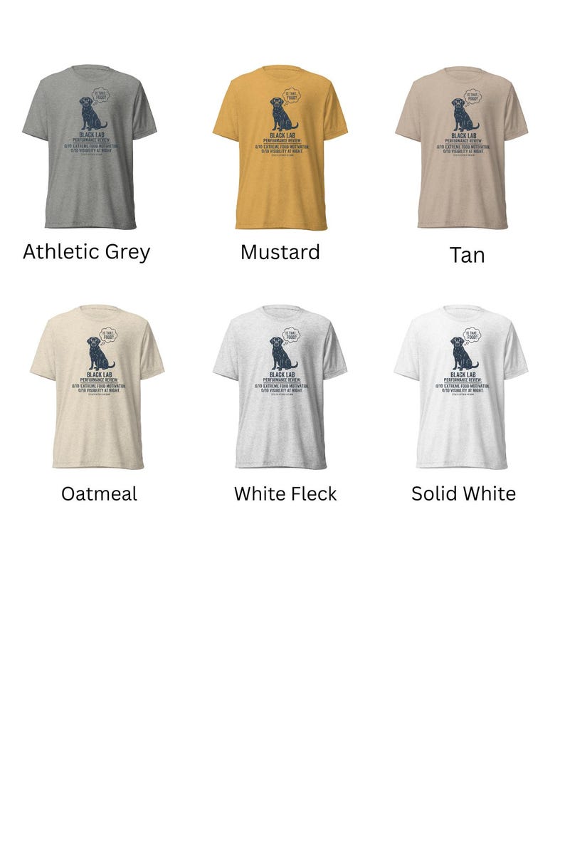 Pu&ograve; includere: Sei magliette in vari colori: grigio atletico, senape, beige, avena, bianco screziato e bianco pieno. Ogni maglietta presenta una grafica di un labrador nero con il testo "BLACK LAB PERFORMANCE REVIEW".