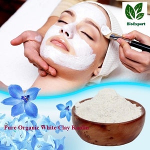 Könnte beinhalten: Eine Frau mit einer weißen Tonerde-Gesichtsmaske, eine Nahaufnahme einer Schüssel mit weißem Tonerdepulver und der Text "Pure Organic White Clay Kaolin".