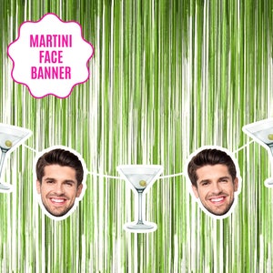 Op de afbeelding: Een groene en witte stringbanner met de tekst "MARTINI FACE BANNER" en afwisselende afbeeldingen van martini glazen en gezichten.