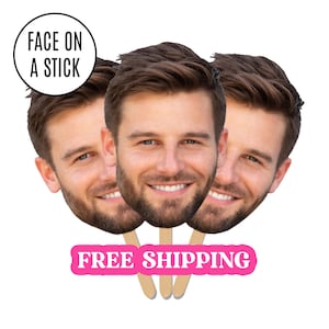 Puede incluir: Tres recortes idénticos de una persona sonriente con cabello castaño y barba, cada uno montado en un palo de madera. La imagen presenta el texto FACE ON A STICK en un círculo y el texto FREE SHIPPING en una pancarta rosa en la parte inferior.
