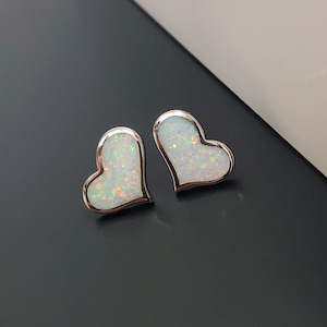 10 * 11 mm Feueropal Sterling Silber Ohrstecker, weiße Opal Ohrstecker, silberne Herz Ohrringe, Oktober Geburtsstein Ohrringe, Liebe Herz Ohrringe