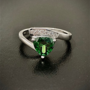 DAZZLE Green emerald Sterling Silver Ring - White Gold Emerald Ring - Emerald Jewelry, May birthday gift, 55th wedding anniversary gift