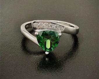 DAZZLE Green emerald Sterling Silver Ring - White Gold Emerald Ring - Emerald Jewelry, May birthday gift, 55th wedding anniversary gift