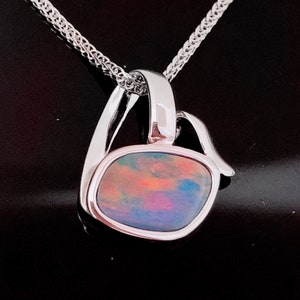 Natürliche schwarze Opal-Halskette aus Sterlingsilber, Oktober-Geburtsstein, natürlicher blauer Opal-Anhänger, australische schwarze Feueropal-Cabochon-Halskette Bild 1