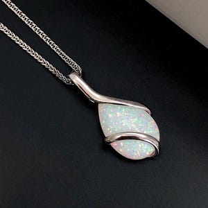 ARIA Eldopalhalsband, Oktoberfödelsestenshänge, Silverädelstenshänge, Vit opalcabochon, Naturliga opalsmycken, Opalgåva