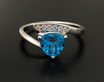 DAZZLE スイスブルートパーズ スターリングシルバーリング、ホワイト