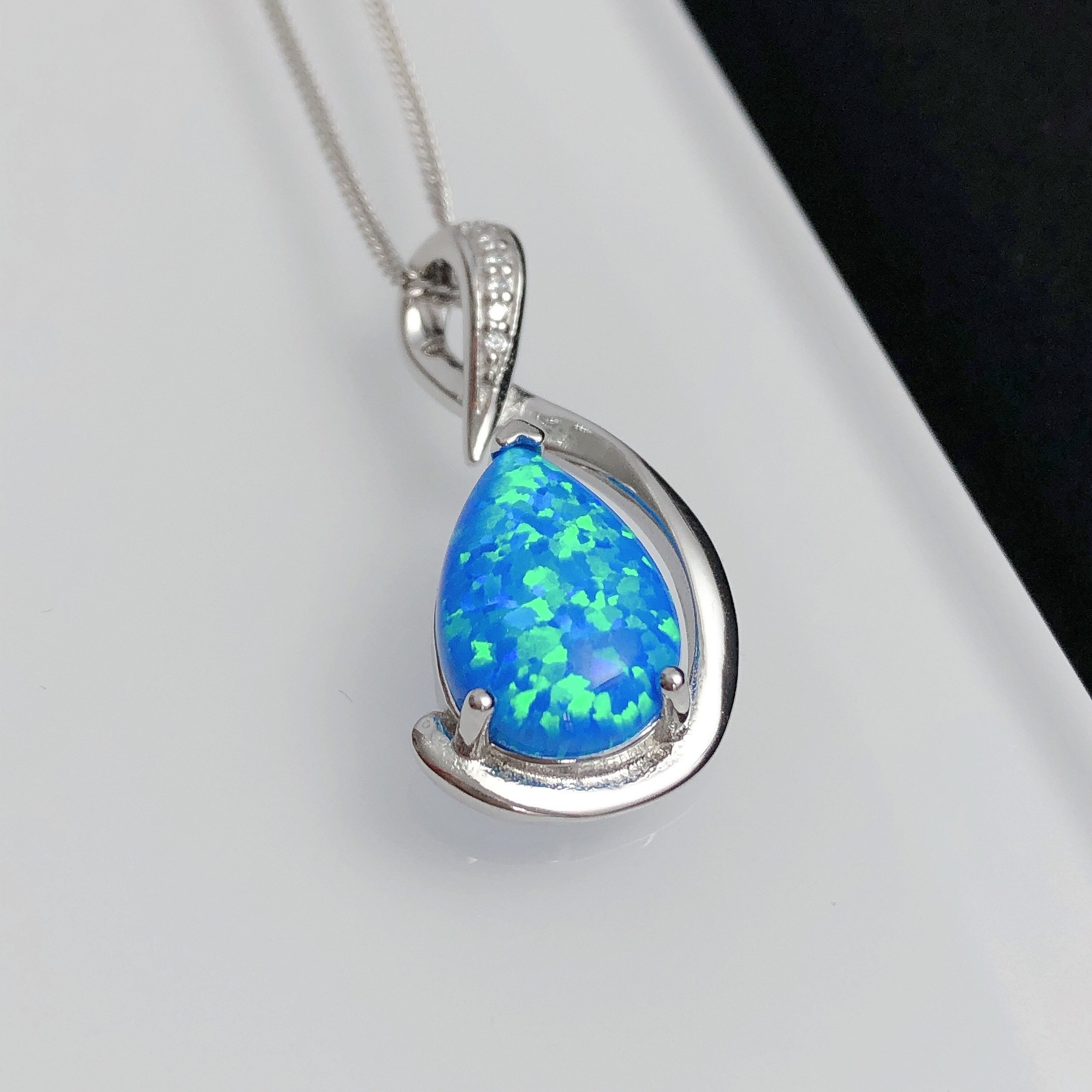 AILUOR Collier Avec Pendentif En Argent Et Pierre De Naissance Ovale En Opale Créée Pour Les Femmes, Les Mères Et Les Filles, Laiton, Opale Créé
