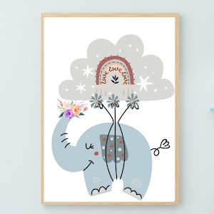 Puede incluir: Una impresión artística enmarcada con una ilustración caprichosa de un elefante azul claro sosteniendo flores. Encima del elefante hay una nube gris con un arcoíris y la palabra "love". La obra de arte tiene una paleta de colores suaves y pastel, ideal para una habitación infantil.