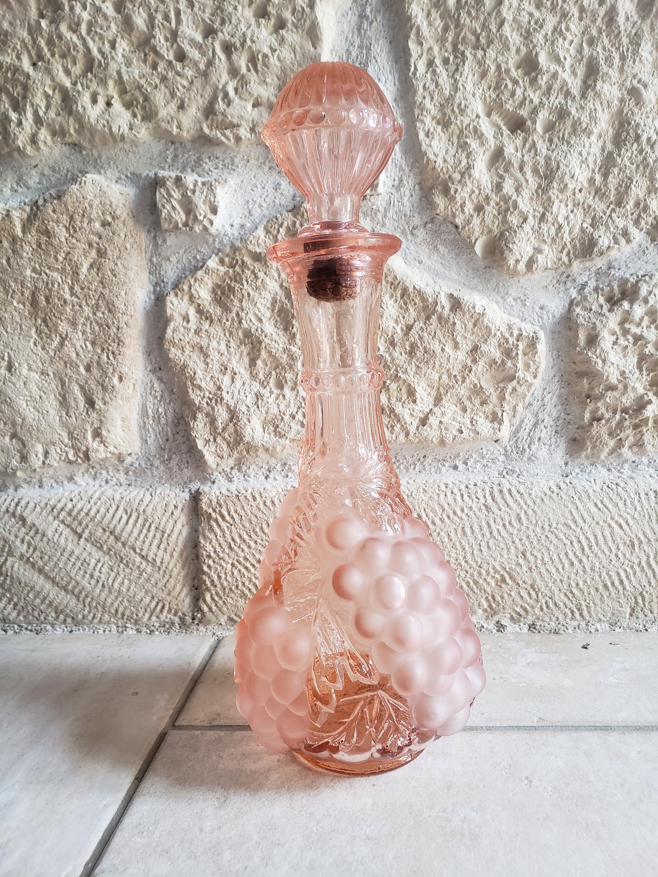 Carafe à Vin Vintage en Verre Rose Motif Grappes de Raisin