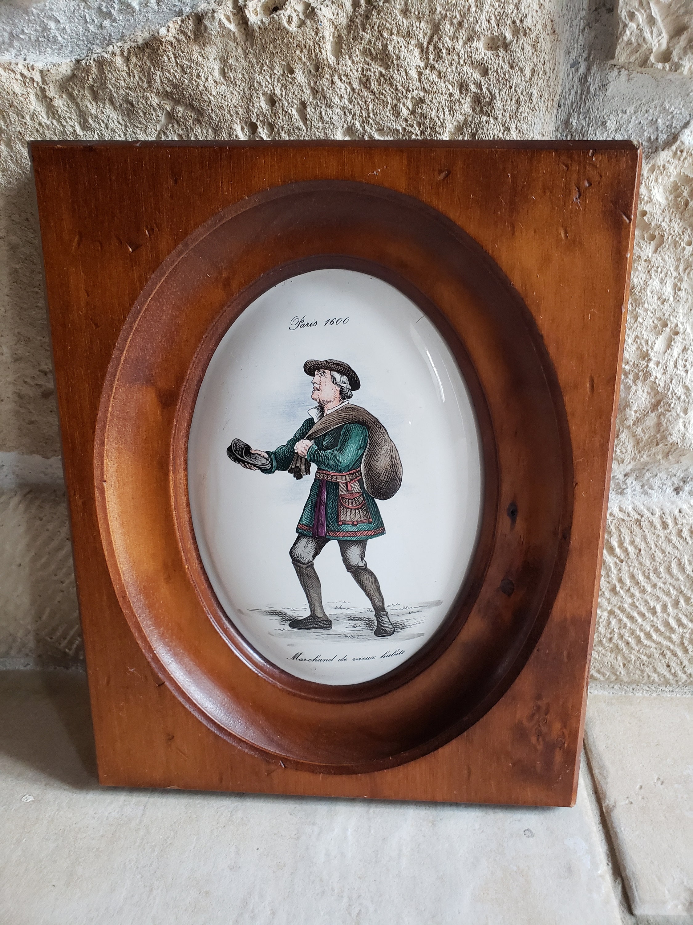 Plaque Émaillée Ovale Marchand de Vieux Habits Dans Un Cadre Bois