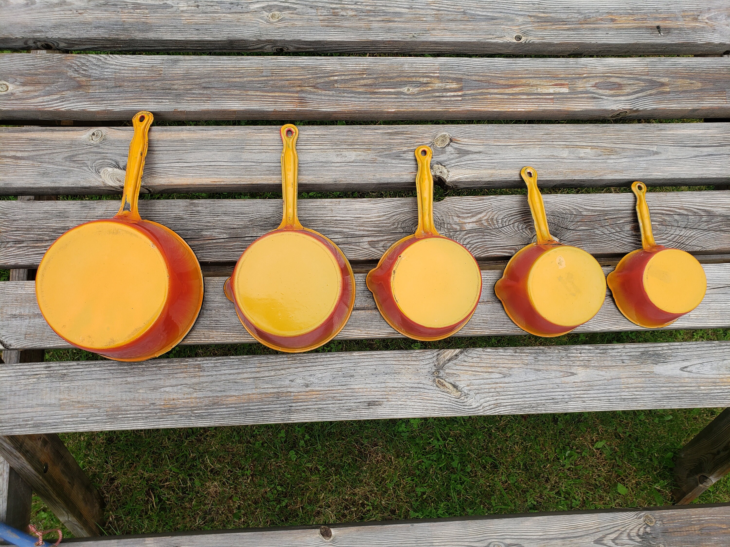 Série de 5 Casseroles Émaillées Orange avec Bec Verseur