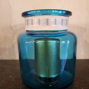 Altes blaues Glas als Kerzenhalter umgestaltet
