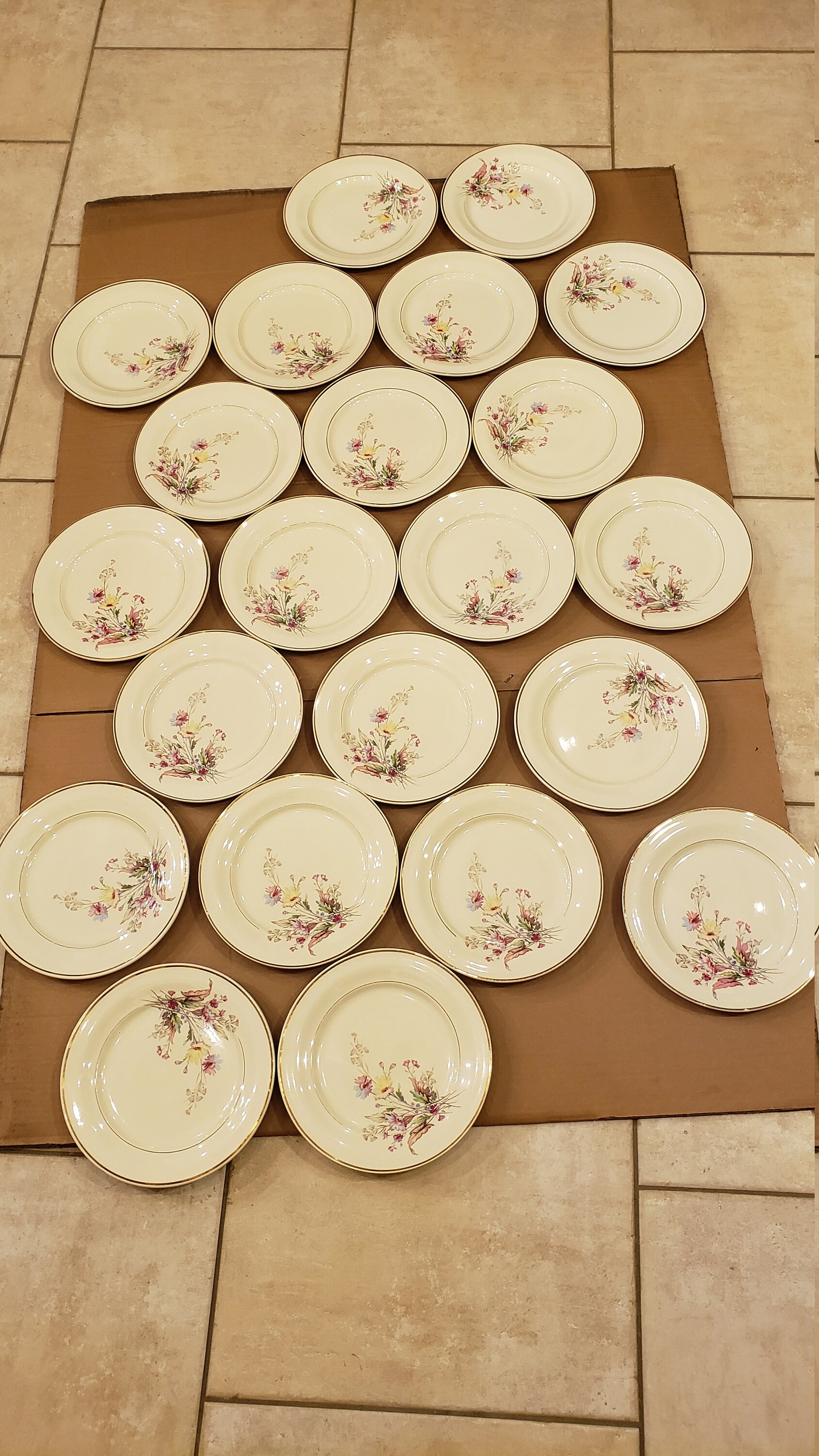 Saint Amand - Assiettes Plates | 22 Faïence Fanny et Michel