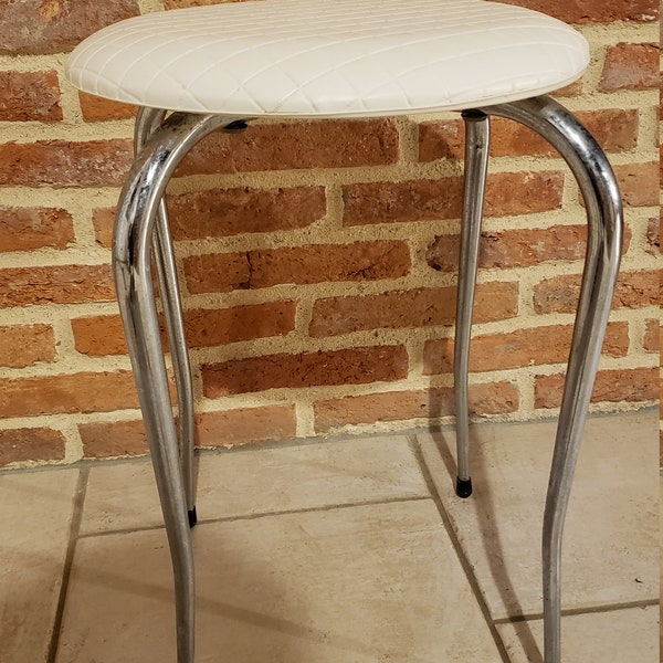 Tabouret en skaï blanc quadrillé pieds en métal chromé vintage