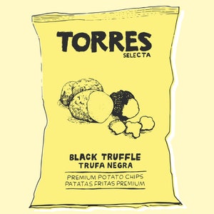 Op de afbeelding: Een gele zak Torres Selecta Black Truffle Potato Chips. De zak heeft een tekening van aardappelen en truffels, en de tekst "Black Truffle Trufa Negra" en "Premium Potato Chips Patatas Fritas Premium".
