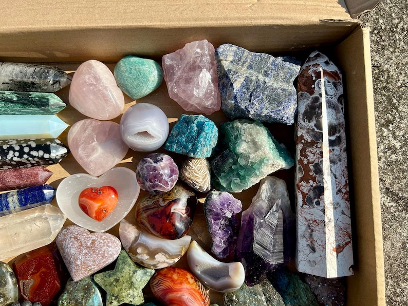 Ask med sällsynta, mystiska kristaller, ask med överraskningskristaller, ultimata, mystiska kristaller, slumpmässigt mineralprov, torn, sniderier, trummor, grova formningar bild 5