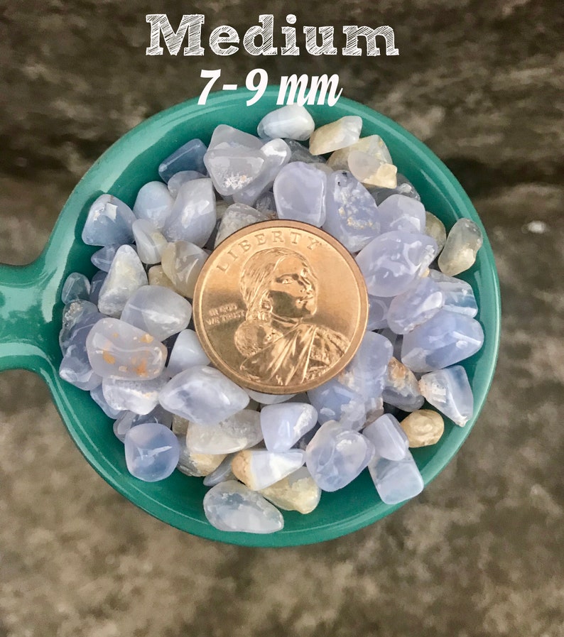Puede incluir: Una cuchara verde llena de trozos de &aacute;gata azul, que van de 7 a 9 mm. Los trozos son de color azul claro con marcas blancas y marrones. Se incluye una moneda estadounidense Liberty como referencia de tama&ntilde;o.