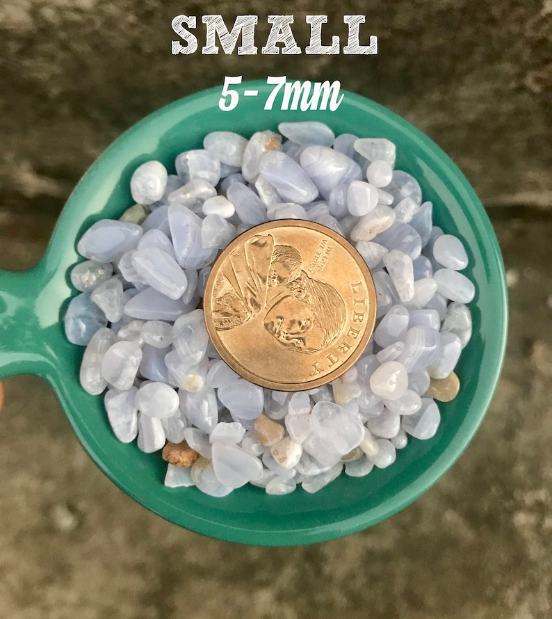 Puede incluir: Primer plano de un cuenco de cer&aacute;mica azul verdoso lleno de peque&ntilde;as piedras pulidas de color azul claro y blanco. Se incluye una moneda de 25 centavos de d&oacute;lar estadounidense como referencia de tama&ntilde;o. El texto "SMALL 5-7mm" est&aacute; escrito encima del cuenco.