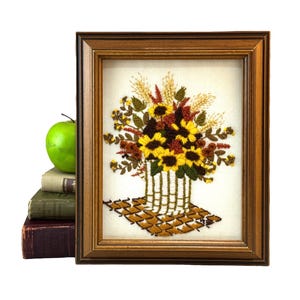Vintage Floral Crewel Bild, Herbst Blumenstrauß, Stillleben Blumen, fertige Stickerei Wandbehang, 1970er Jahre rustikales Dekor