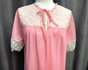 Peignoir vintage, camisón rosa de nailon de los años 60, bata transparente, negligé, lencería corta y sexy de mediados de siglo, con lazo frontal y ribete de encaje.