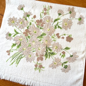 Vintage Towel, Bath Size, Wabasso Terry, Fringe, Floral Pattern, Earth Tone Daisy Flowers, Grandma Style, Shabby Chic