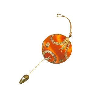 Vintage kerstboomornament, 4,5" muzikale satijnen bal, jingle Bells, oranje trekkoord vakantiedecoratie jaren 70, Japan