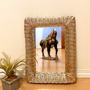 Miroir vintage, rotin en osier tressé doré encadré rectangulaire, suspension murale de style bohème des années 1970