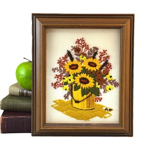 Vintage Floral Crewel Bild, Herbst Blumenstrauß, rustikale Stillleben Blumen, fertige Stickerei Wandbehang, 1970er Jahre Dekor