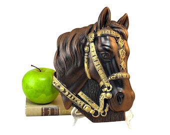 Placa de tiza de caballo vintage, adorno ecuestre dimensional de Miller Studio, aparejo de desfile del oeste, decoración kitsch de los años 60