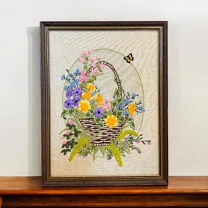 Vintage Crewel Wandbehang, Frühlingsblumen, Blumenarrangement im Korb, fertige große 70er Jahre gerahmte Handarbeit, Textilkunst, Paragon