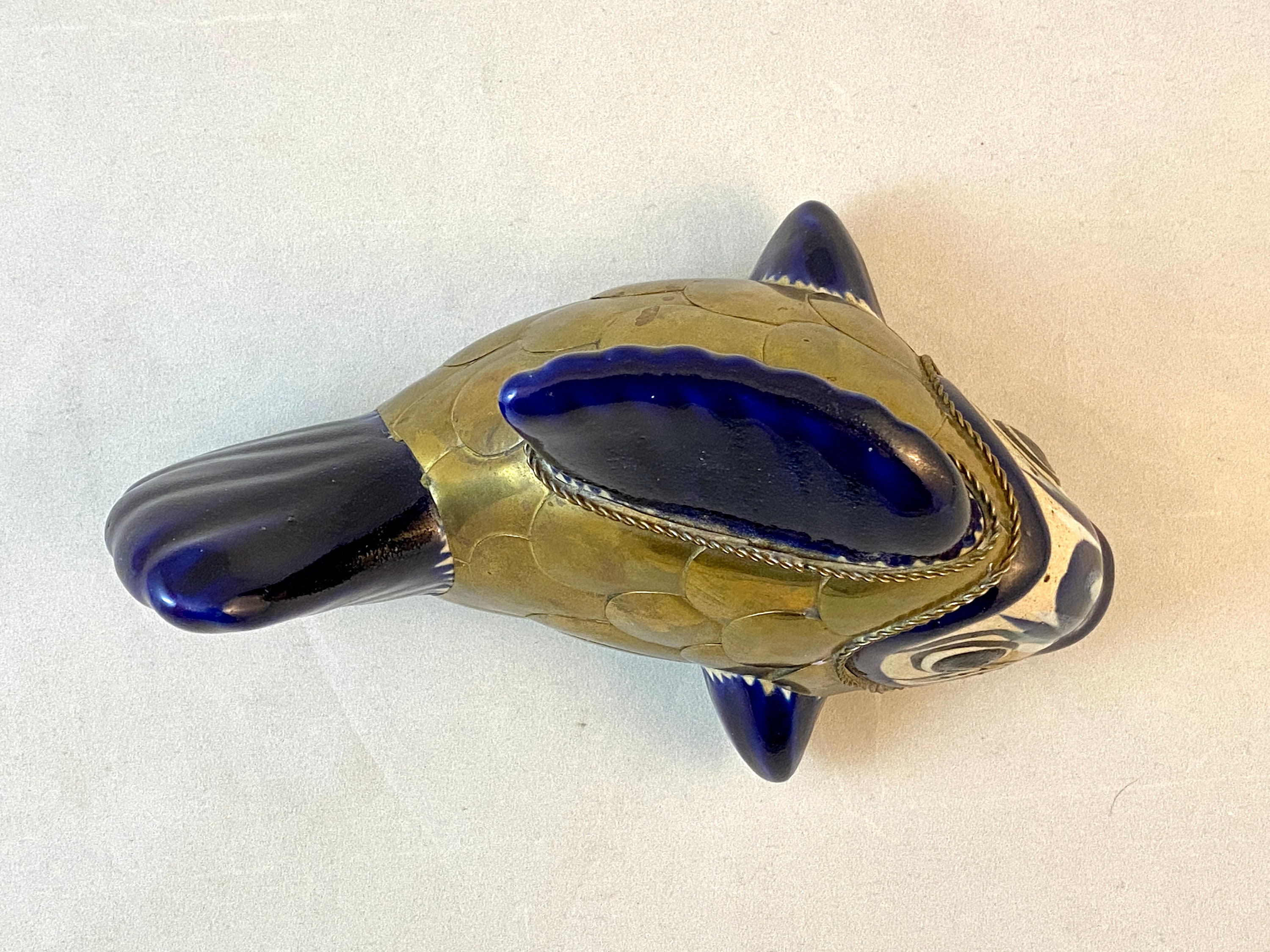 真鍮の鱗が付いたヴィンテージのトナラ魚、陶器の像、置物、メキシコの
