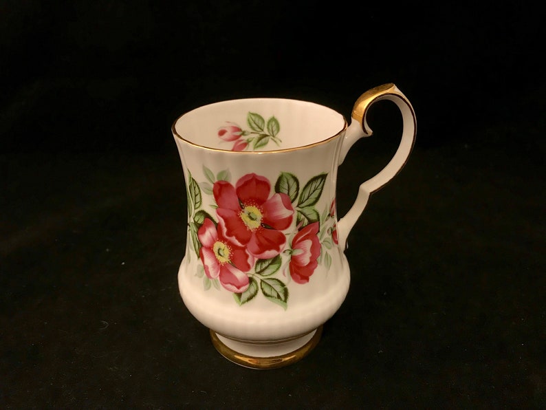 Made in England Vintage Tall CANADA Red Maple Leaf Pattern Coffee Mug