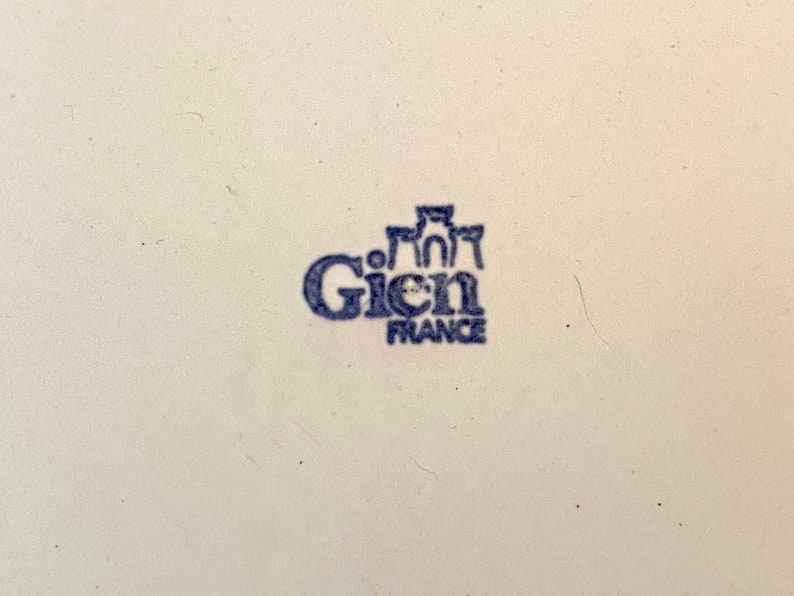 K&ouml;nnte beinhalten: Ein blaues und wei&szlig;es Gien France Logo mit einem stilisierten Schlossdesign.