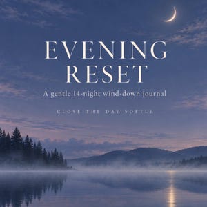 Può includere: Un diario intitolato EVENING RESET con il sottotitolo A gentle 14-night wind-down journal e il testo CLOSE THE DAY SOFTLY. Lo sfondo presenta un cielo crepuscolare blu scuro con una luna crescente sopra un lago nebbioso e boschi.