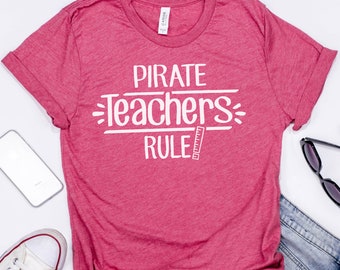 Pirate Teachers Rule School Spirit Shirt - Funny Mascot Team Tee - Regalo per nuovi studenti educatori, futuri istruttori