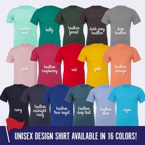 Pu&ograve; includere: Un collage di 16 t-shirt in vari colori, tra cui menta melange, verde kelly, bosco melange, grigio scuro melange, melange scuro, rosa, lampone melange, rosso, oro, arancione melange, blu navy, blu notte melange, blu reale melange, blu scuro melange, blu melange e acquamarina. Il testo "UNISEX DESIGN SHIRT AVAILABLE IN 16 COLORS!" &egrave; in fondo all'immagine.