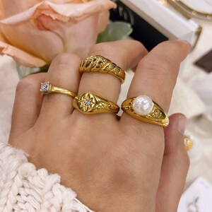 Anillo de perlas de lúmenes • Chapado en oro de 18 quilates • Sin deslustre • Ideal para apilar • Anillo de perlas mínimo • Anillo de oro grueso • Anillo elegante para mujeres
