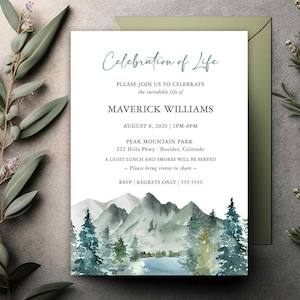 Puede incluir: Una tarjeta de invitación blanca con el texto "Celebration of Life" y detalles del servicio conmemorativo de Maverick Williams. La tarjeta presenta un paisaje de acuarela de montañas y árboles, con un sobre verde en el fondo.