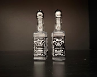 Salero y pimentero con forma de mini botella de licor