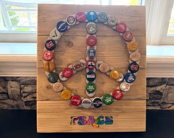 Arte con tapas de botellas con el símbolo de la paz