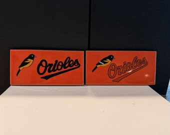 Azulejos de cerámica con el logotipo del ave Orioles