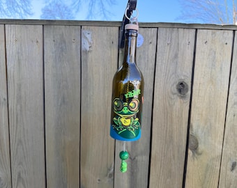 Frog Mania - Campana de viento hecha con botellas de vino