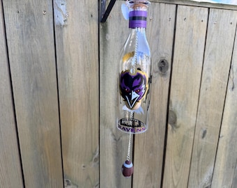 Cuervos - Campana de viento hecha con botellas de vino