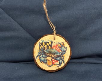 Bandera de Maryland, cangrejo y cerveza - Adorno redondo de madera