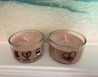 Velas hechas con el fondo de botellas de vino.